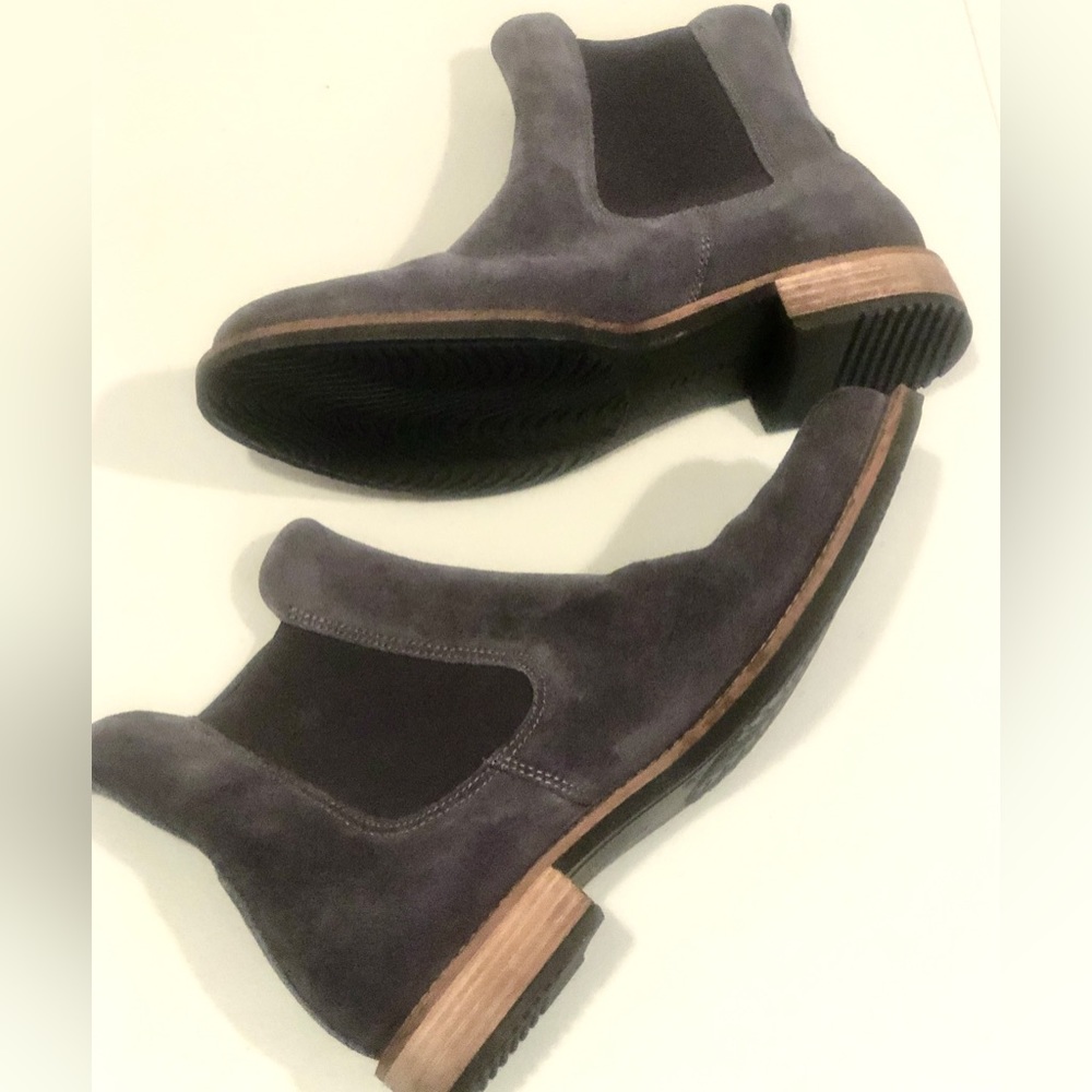 Ecco Chelsea Ankle Boot in Magnet Suede, women’s size 12-12.5, EU 43.